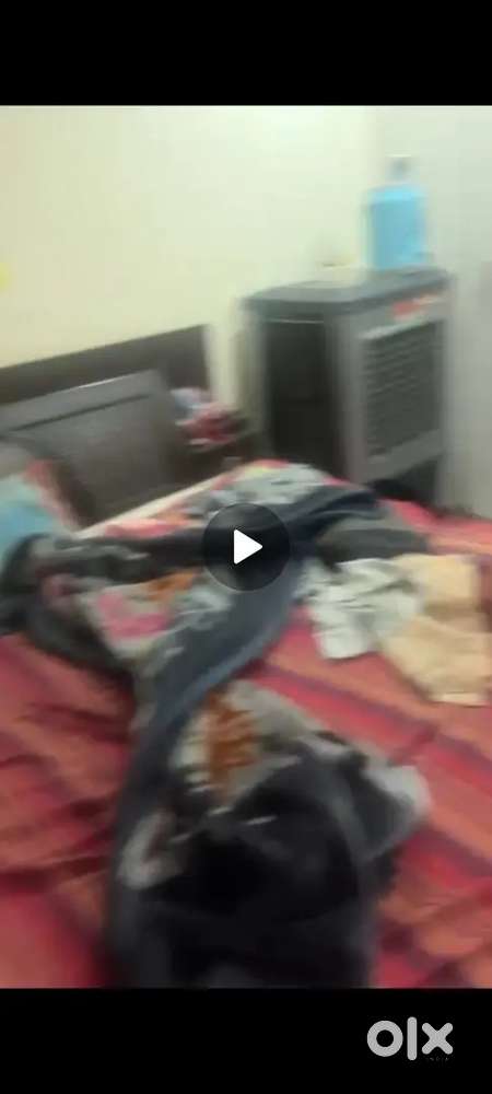 bhai flatmate chiye sath me rhne ko flat dundh rha h koi to batao
