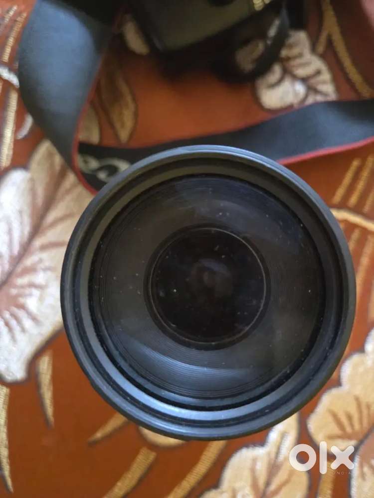 DSLR CANON WITH ZOOM LENS