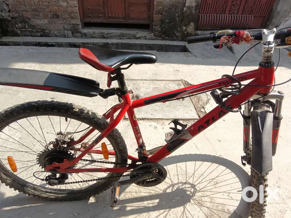 “Atlas 21-Gear Bicycle – Smooth Ride, Great Condition!”