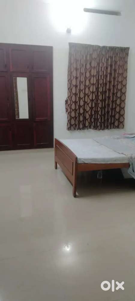 PG Rooms available for Lady Students &  working womens @parottukonam