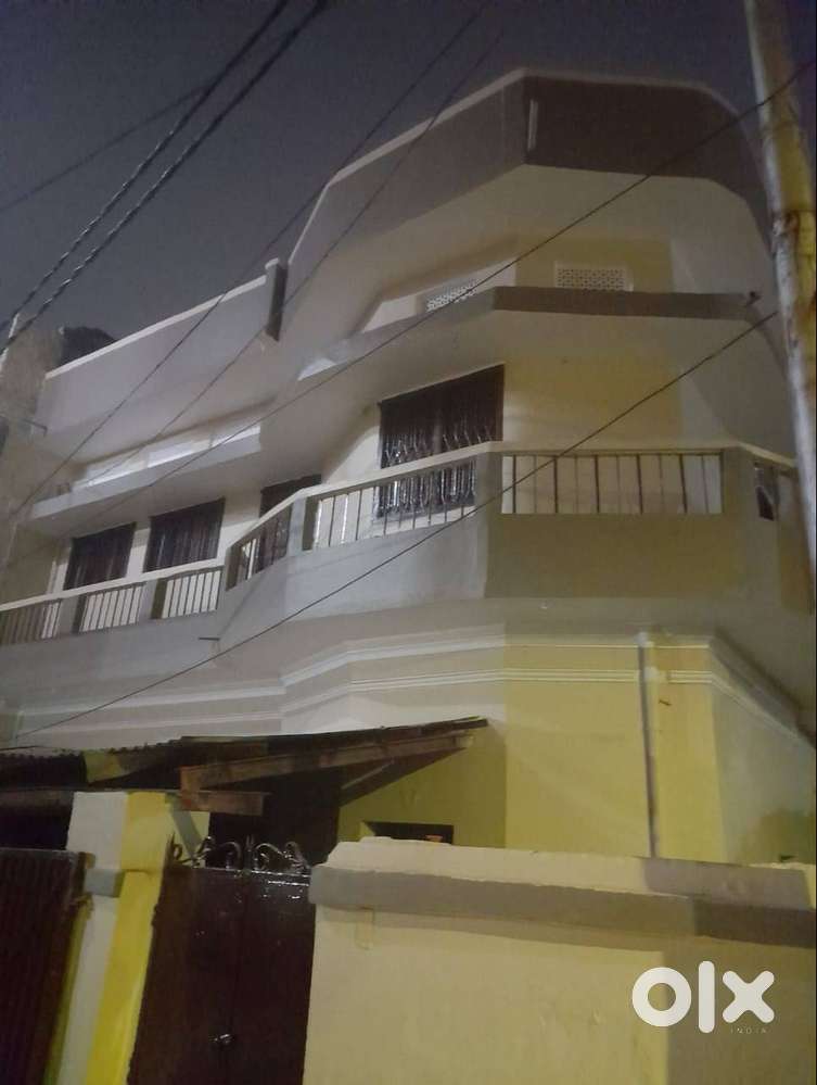 Rooms available for bachelors