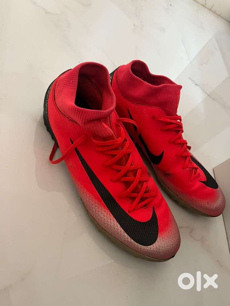 Football shoes nike CR7