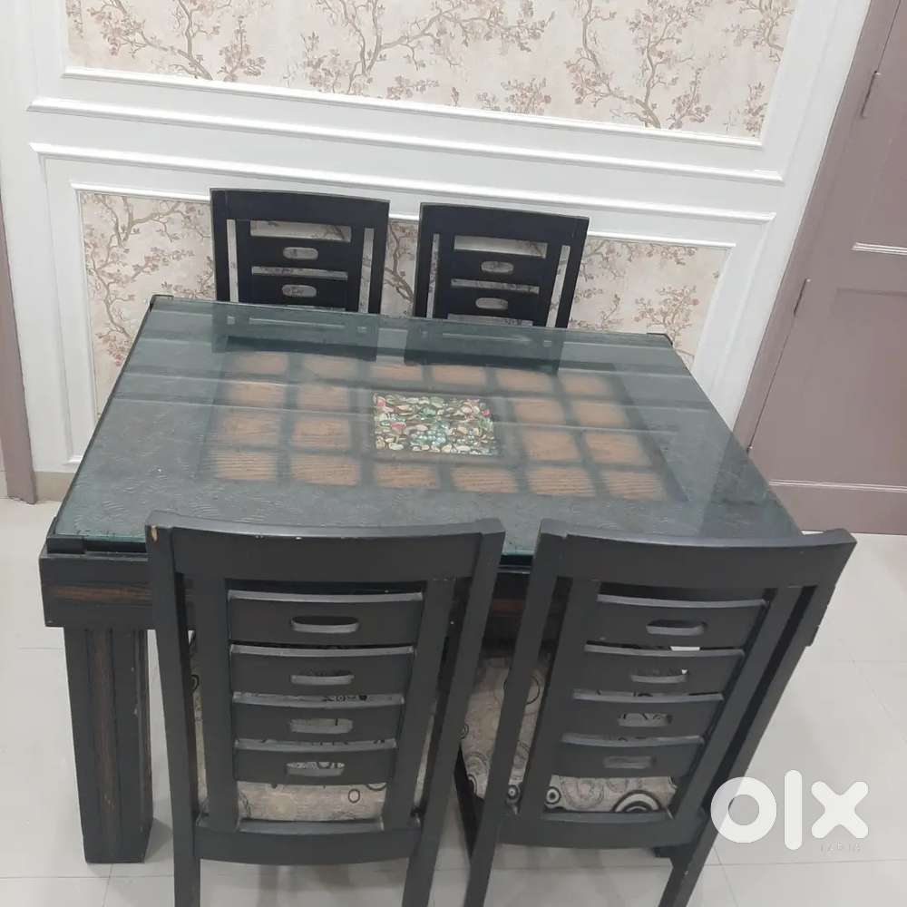 Royal Dining Table in Excellent Condition