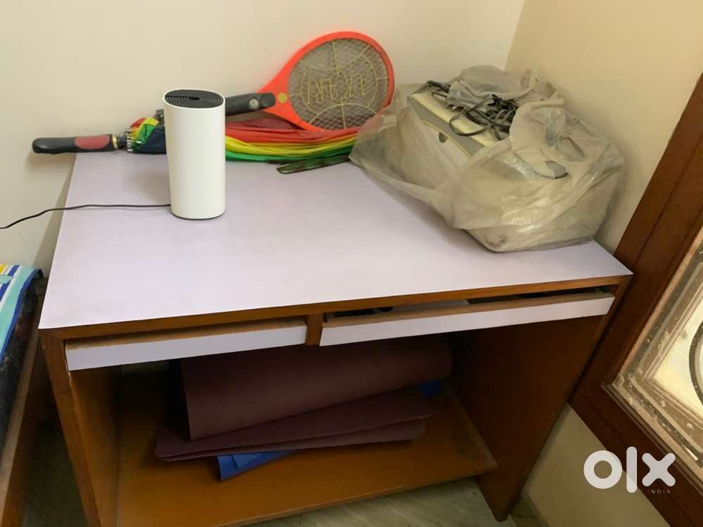 2 pcs desk top computer tables