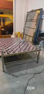 Brand new metal cot 4/6