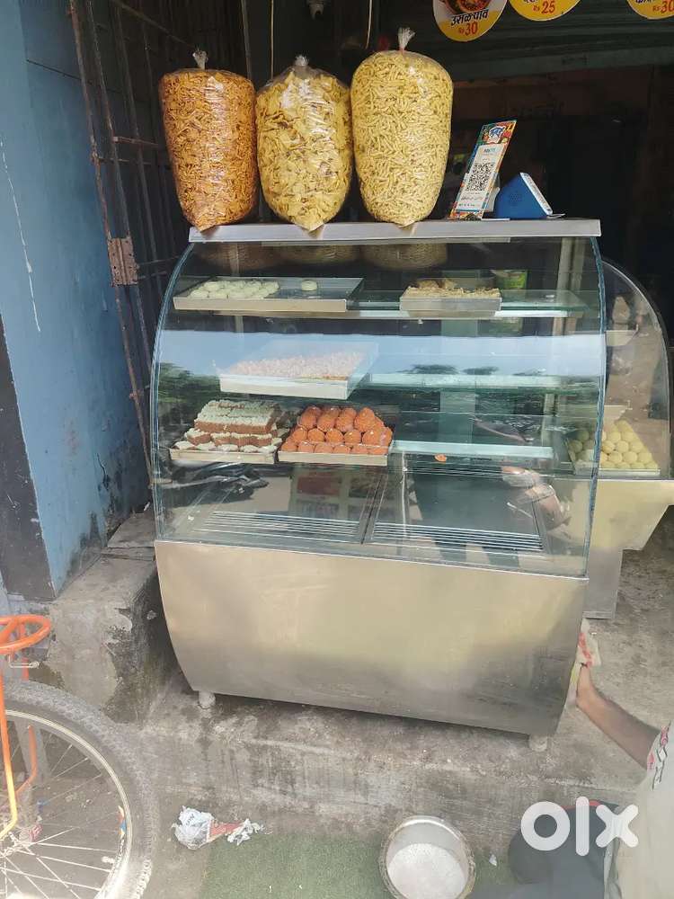 Cooling showcase for sweets