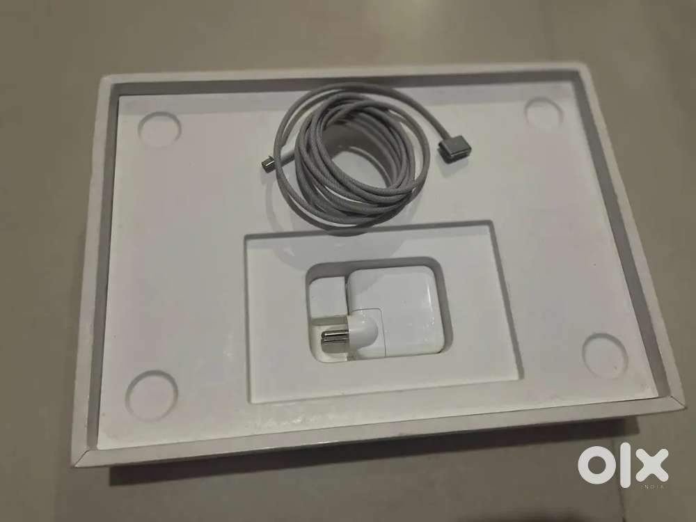Apple macbook m3 (5 months old)
