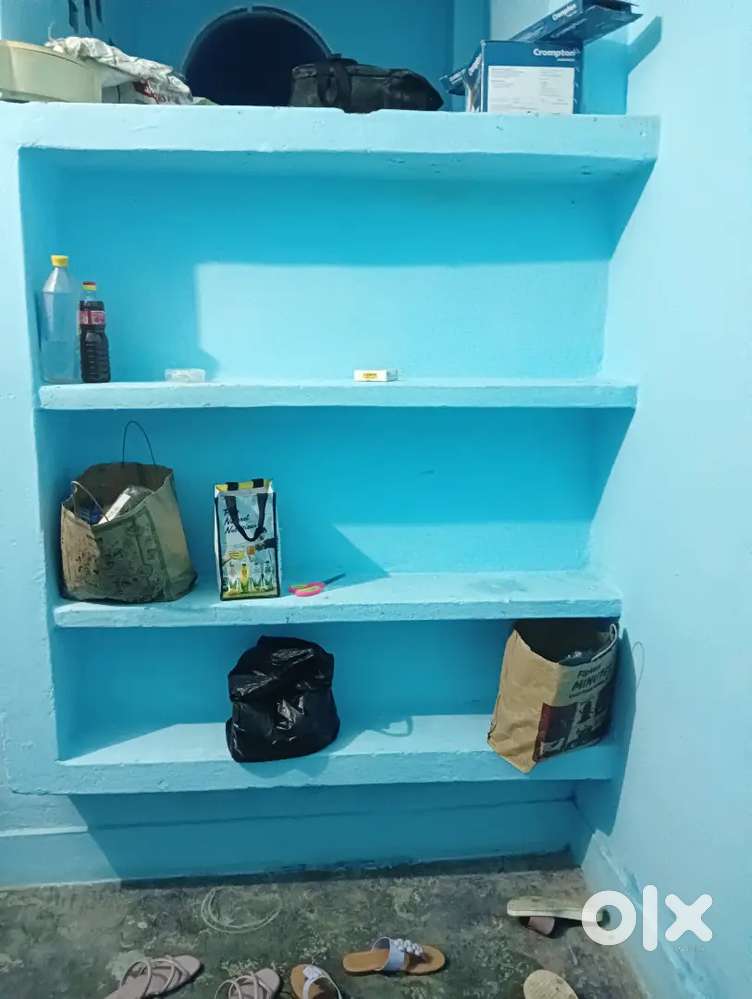 I need a female working room-mate