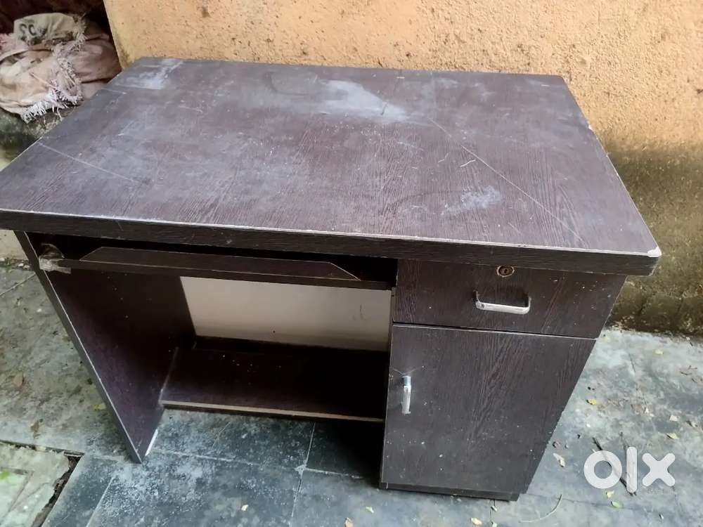 Computer table