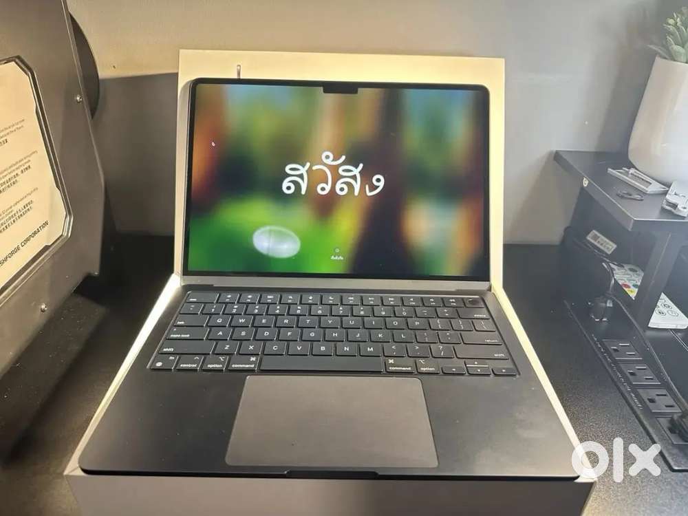 Apple MacBook Air 13-inch 2024 M3 / 8GB RAM / 256GB SSD / 8-Core GPU