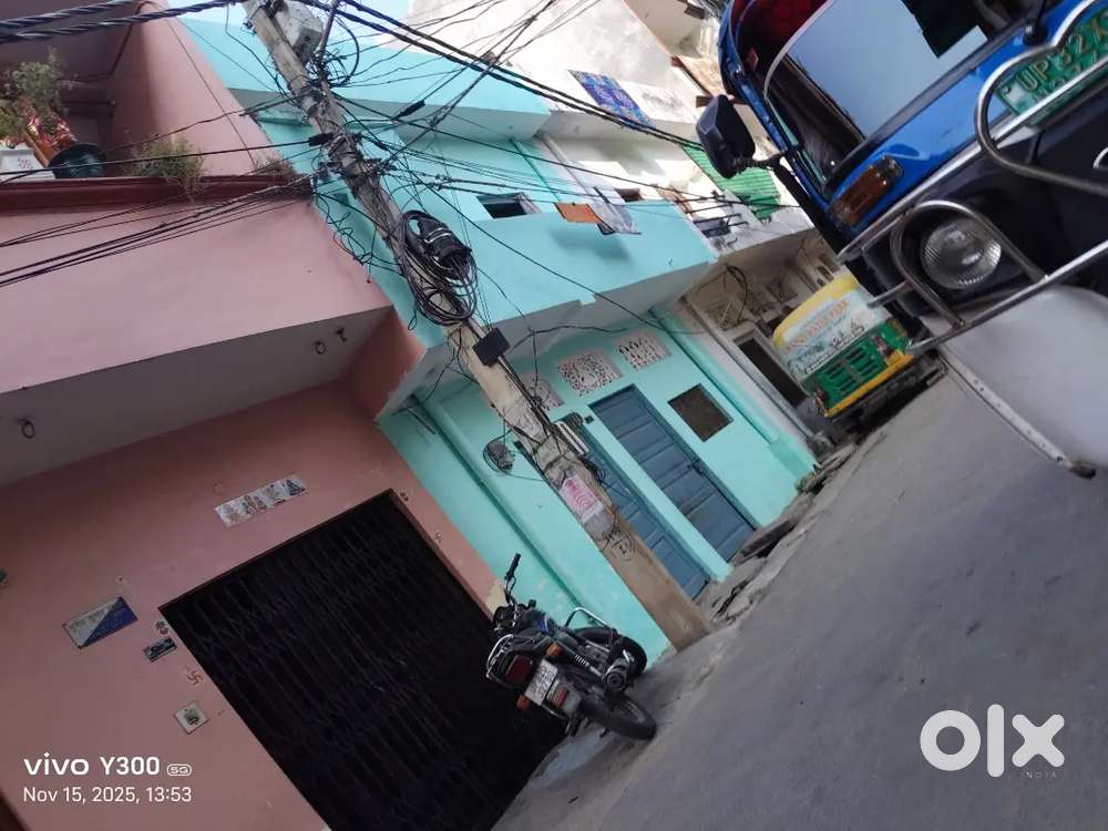 Mujhe ek room chiye jha  battery Auto bajaj Wala khda  ke liye jgha ho