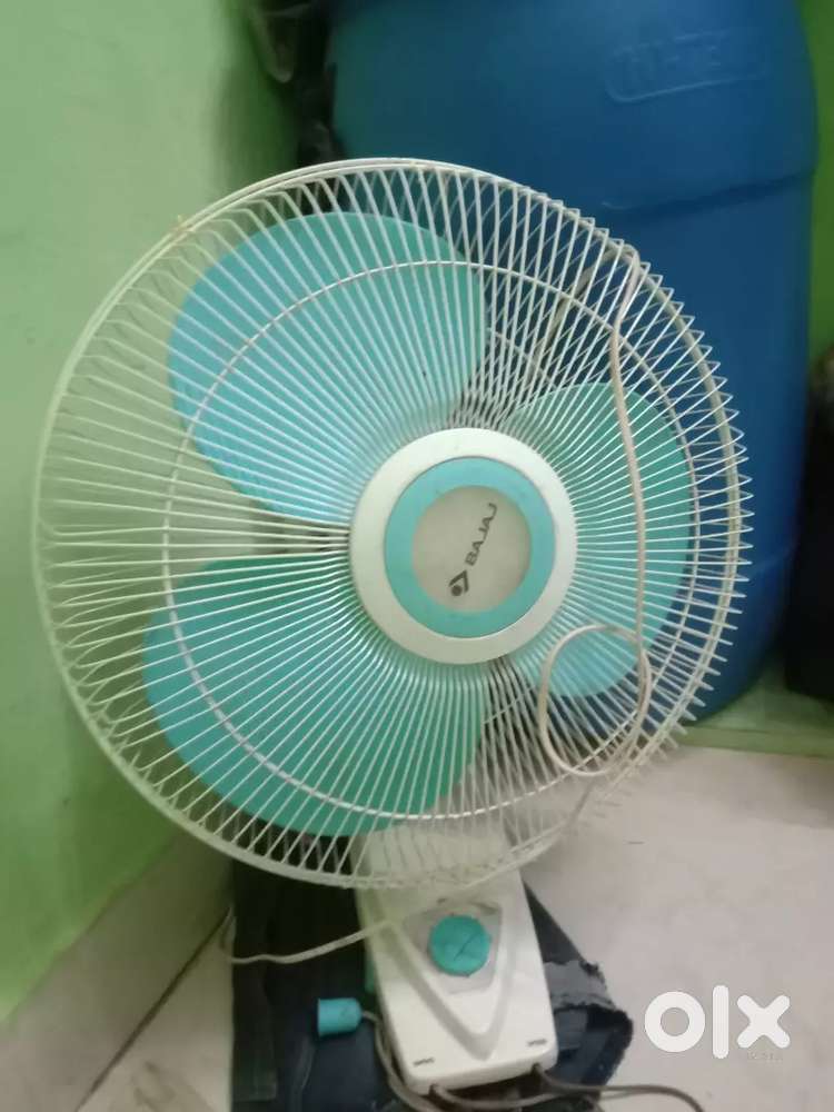 BAJAJ  wall fan good condition urgent money