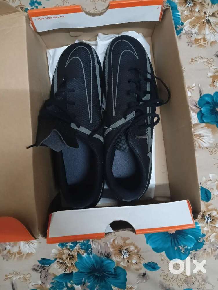 Football boot ( size us 10/UK 9 )in  new football boot good condition