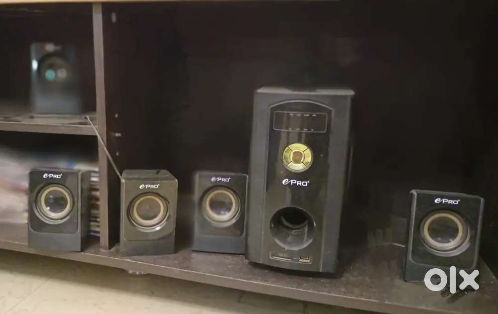 Home theatre with speaker