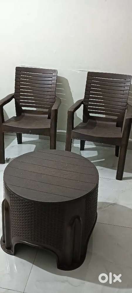 Sale of four chairs and a round table