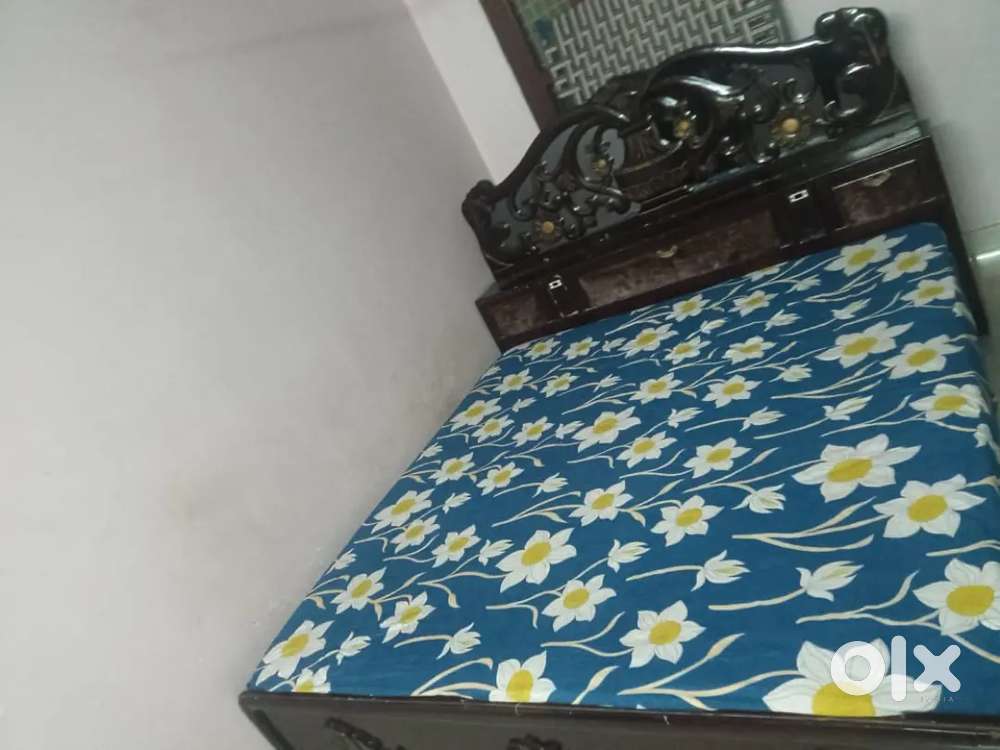 Bed king size with 4 Boxes under bed
