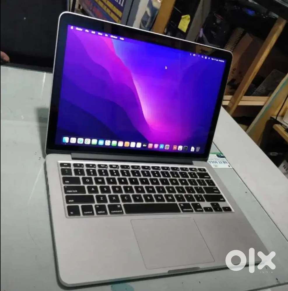 Apple macbook pro 2015 Retina intel core i5 8gb Ram  128gb SSD 2.7ghz
