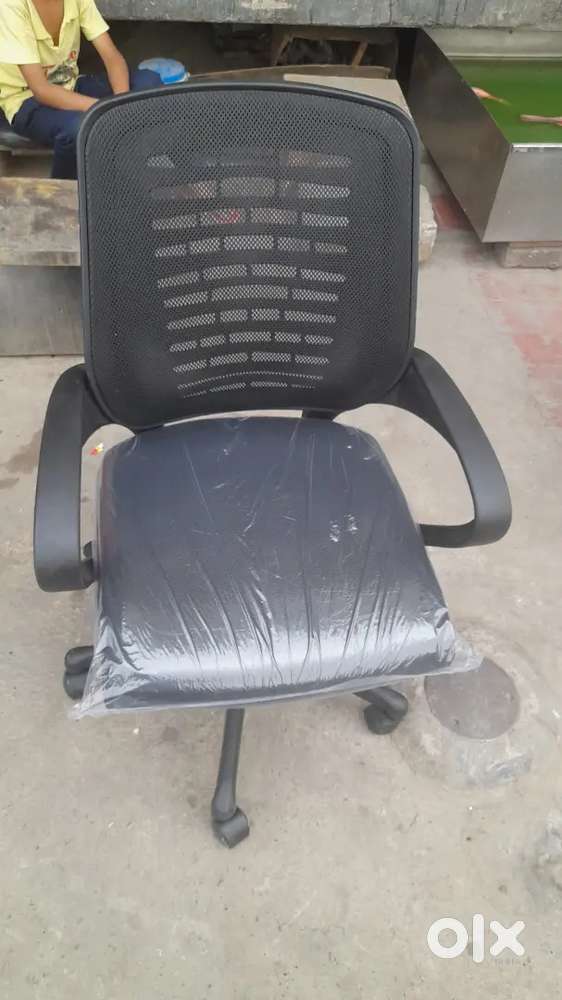 Computer chair with hydraulic with wheels with cushioned seat net back