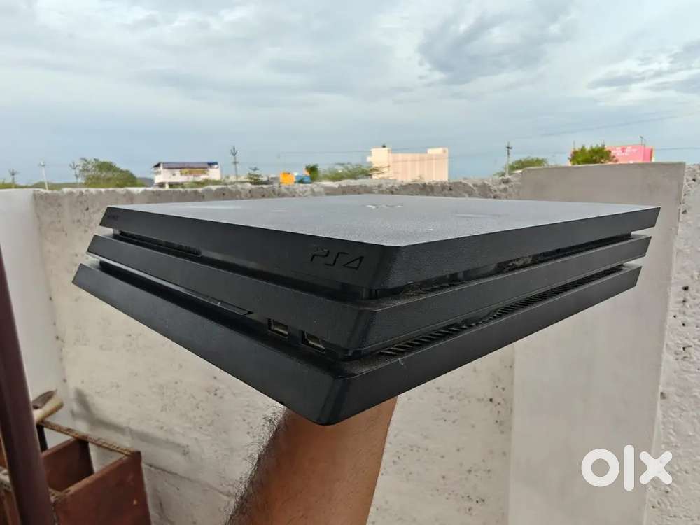 PS4 pro 1TB console
