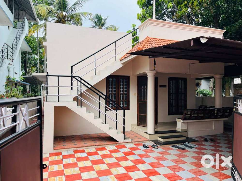 MUKKOLAKKAL MANACAUD 4 CENT 900 SQ FT 2BHK HOUSE FOR SALE