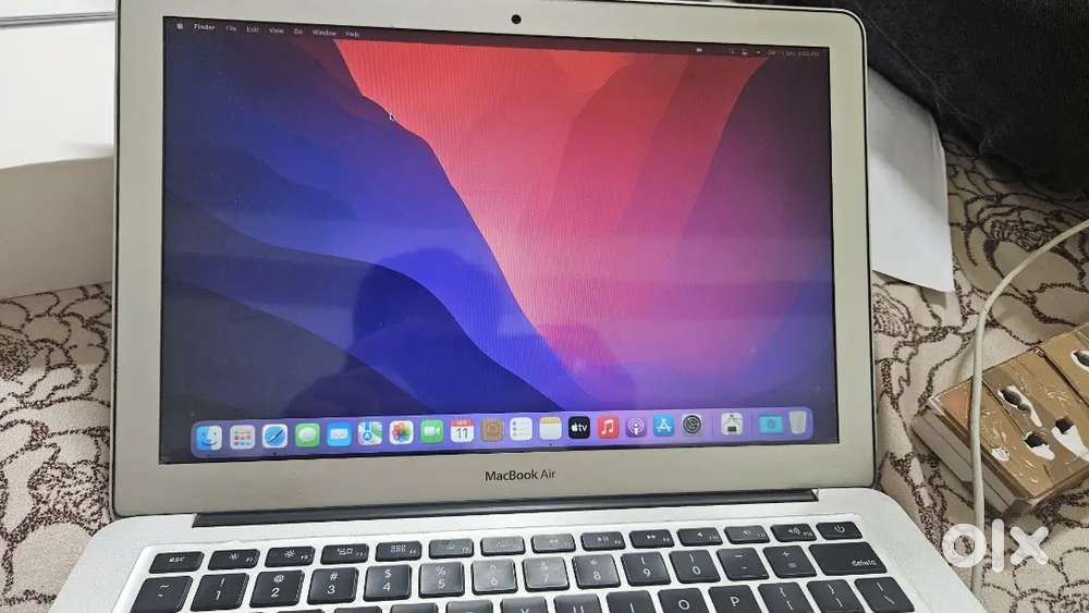 Apple Macbook Air i5 A1466  (2017) Brand New condition
