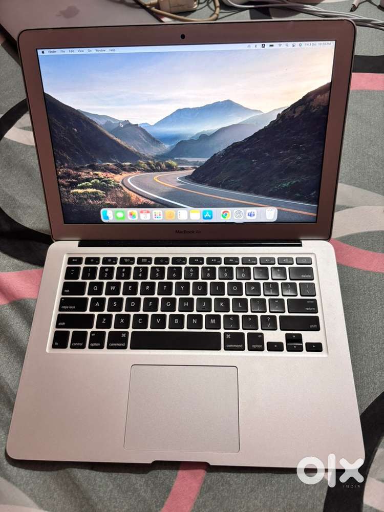 MacBook Air 2017 (13 Inch) Intel i5  8 GB Ram