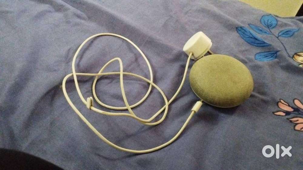 google home mini bluetooth speaker in excellent condition