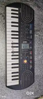Used Casio Piano Keyboard with 100 Tones & 50 Rhythms