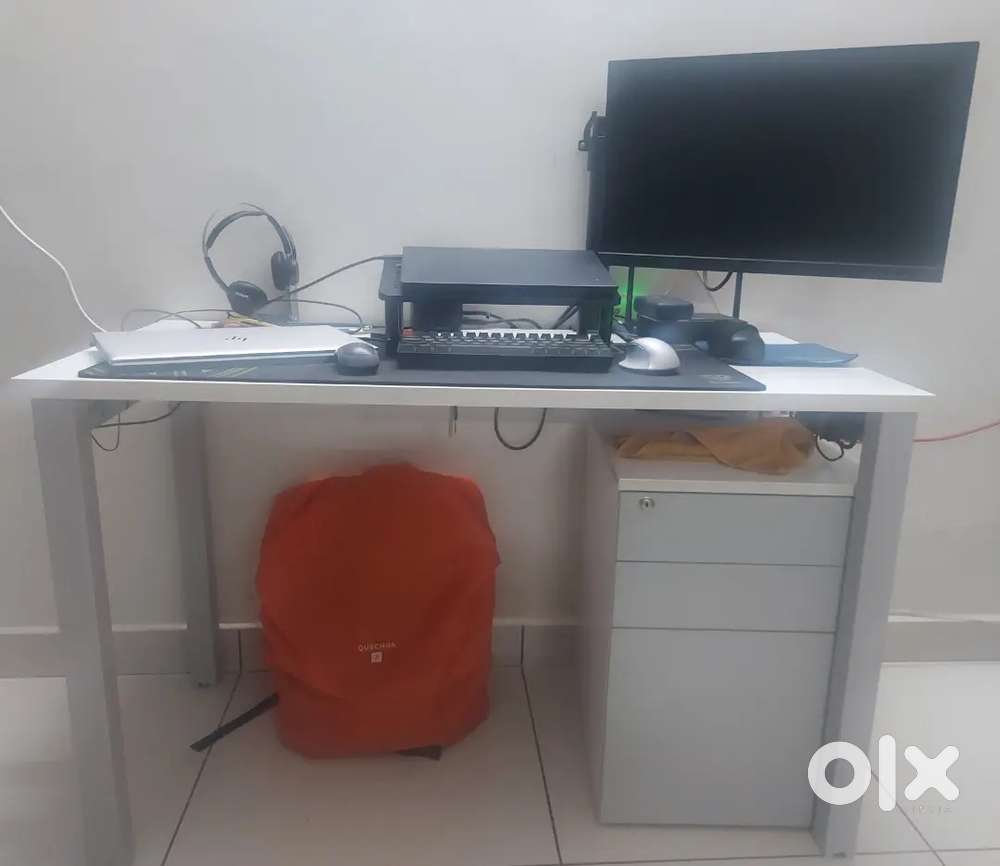 Featherlite - Computer Table