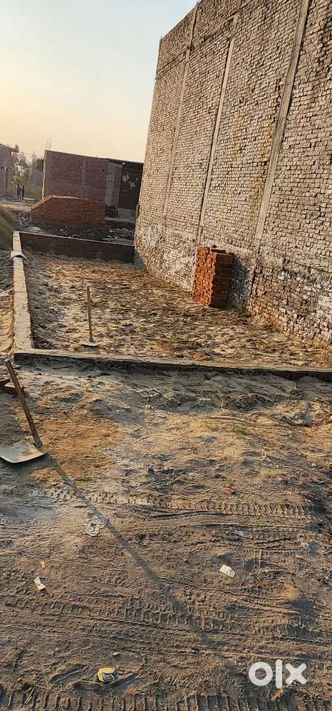 Tajpur me 100 gaz ka plot hai 25 feet road par