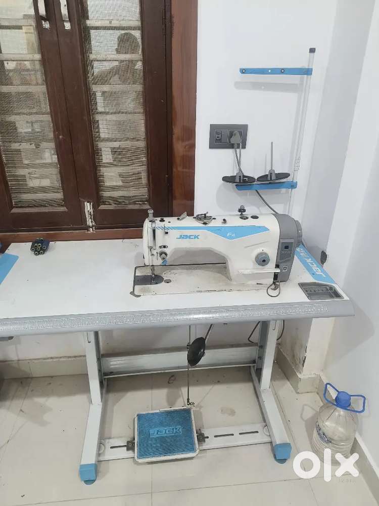Jack F4 sewing machine with excellent condition