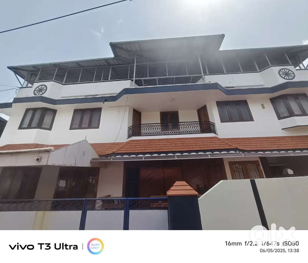 ULOOR ജംഗ്ഷൻ സമീപം 4 BHK INDEPENTEND  HOUSE AVAILABLE  CAR PARKING