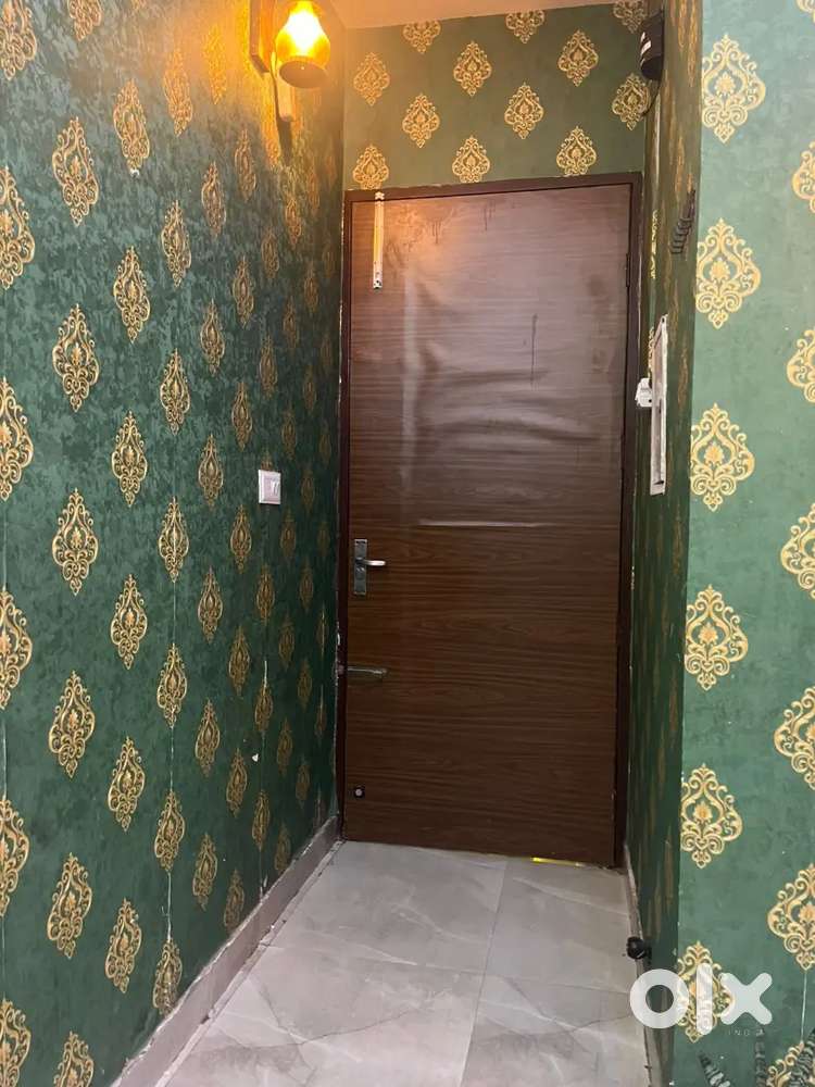 SHARED FLAT FULLY FURNISHED BED ROOM AVAILABLE AT 3BHK  PRIME PLACE