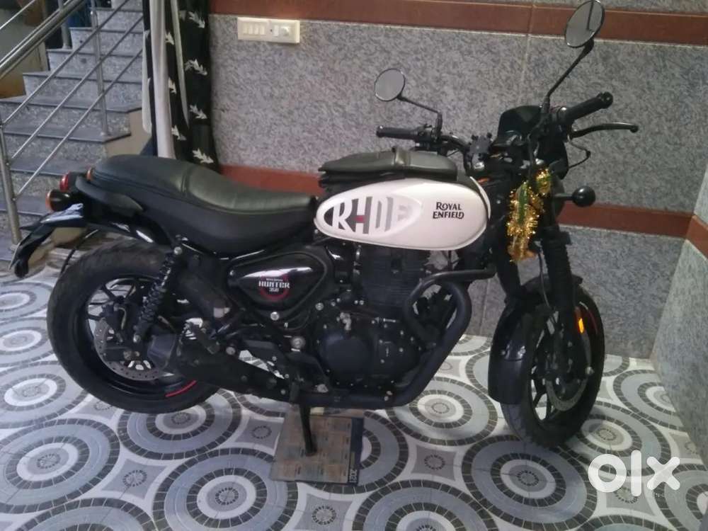 Royal Enfield white dapper / hunter 350 / mid variant