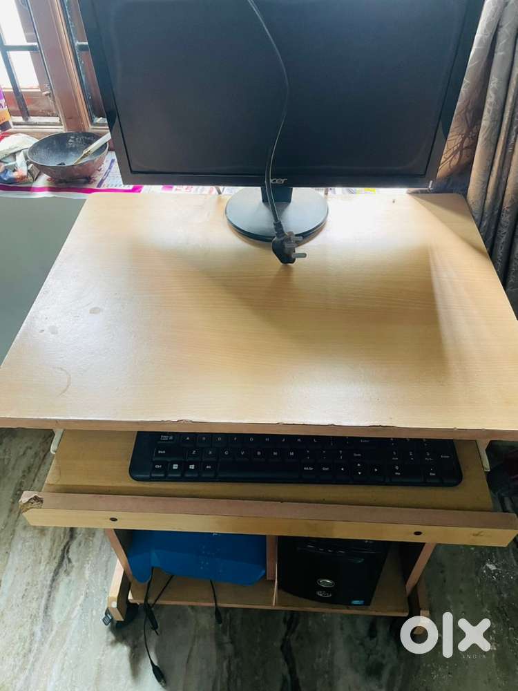 Comfortable Computer table - Good condition