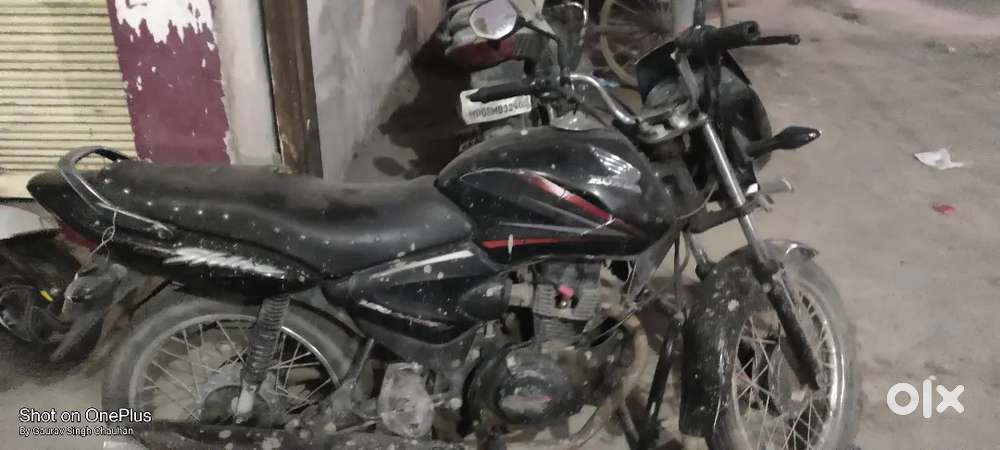 चलने वाला एक व्यक्ति है गाड़ी है दो