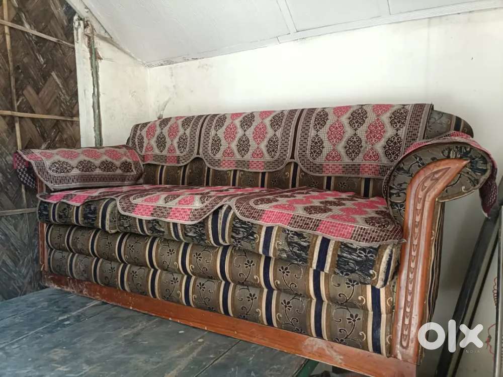 Old furniture thoda condition kharab he