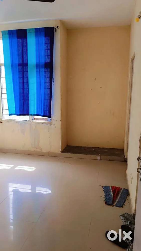 Only female flat mate required for 1 room urgently