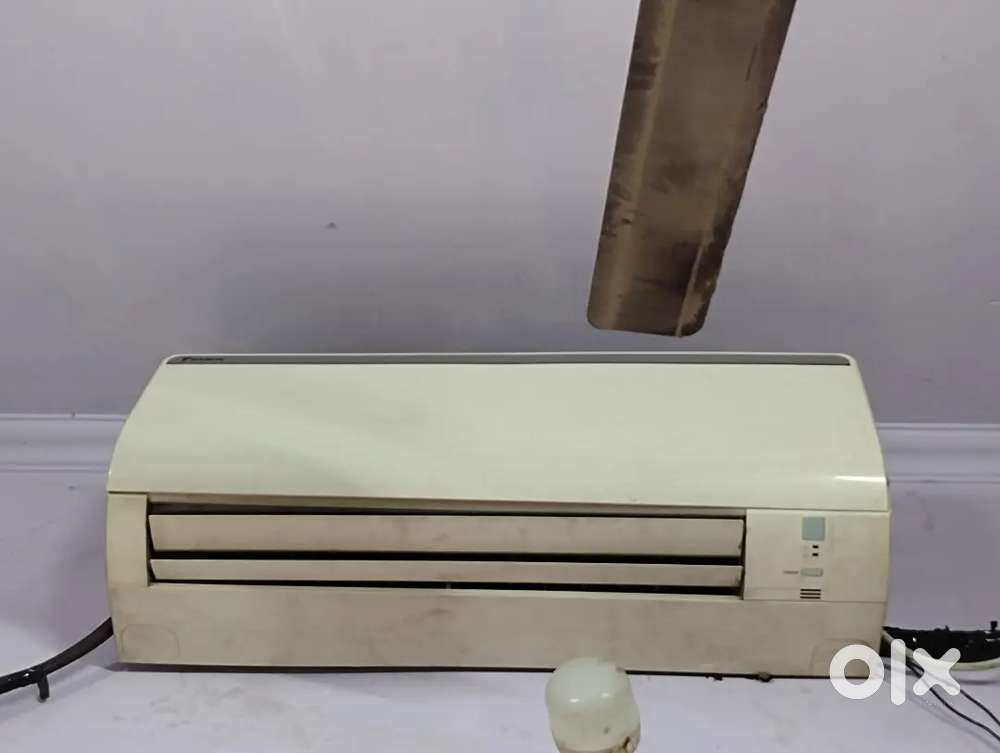 1.5 ton split AC 3 year old daikin non inverter