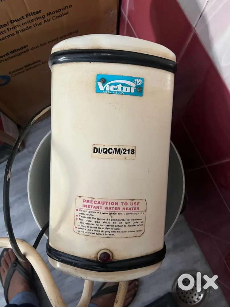 Instant water gyser