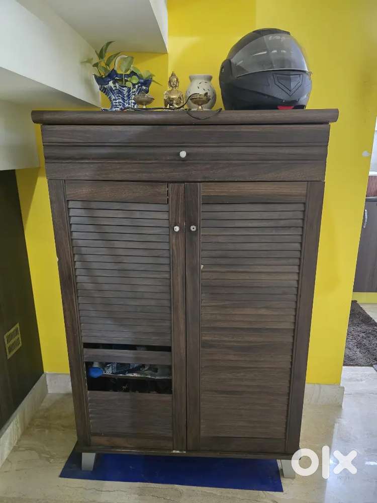 Shoe rack of compressed wood