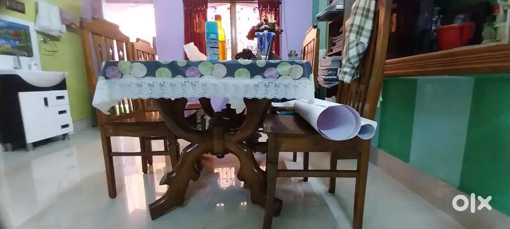 Dining table( 2 years old, in Supreme condition)