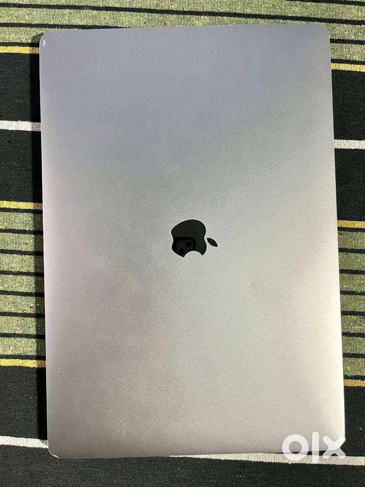 MacBook Pro  Intel Core i7 Intel UHD Graphics 630 1536 M