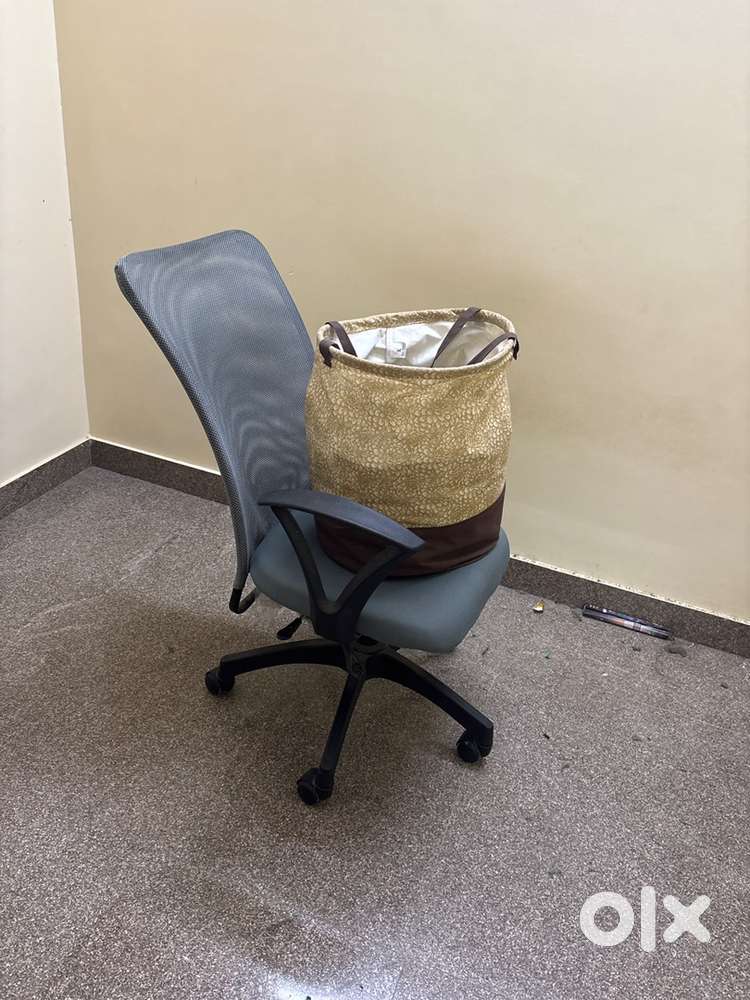 Computer chair rolli good condition move out, immediate clearance sale