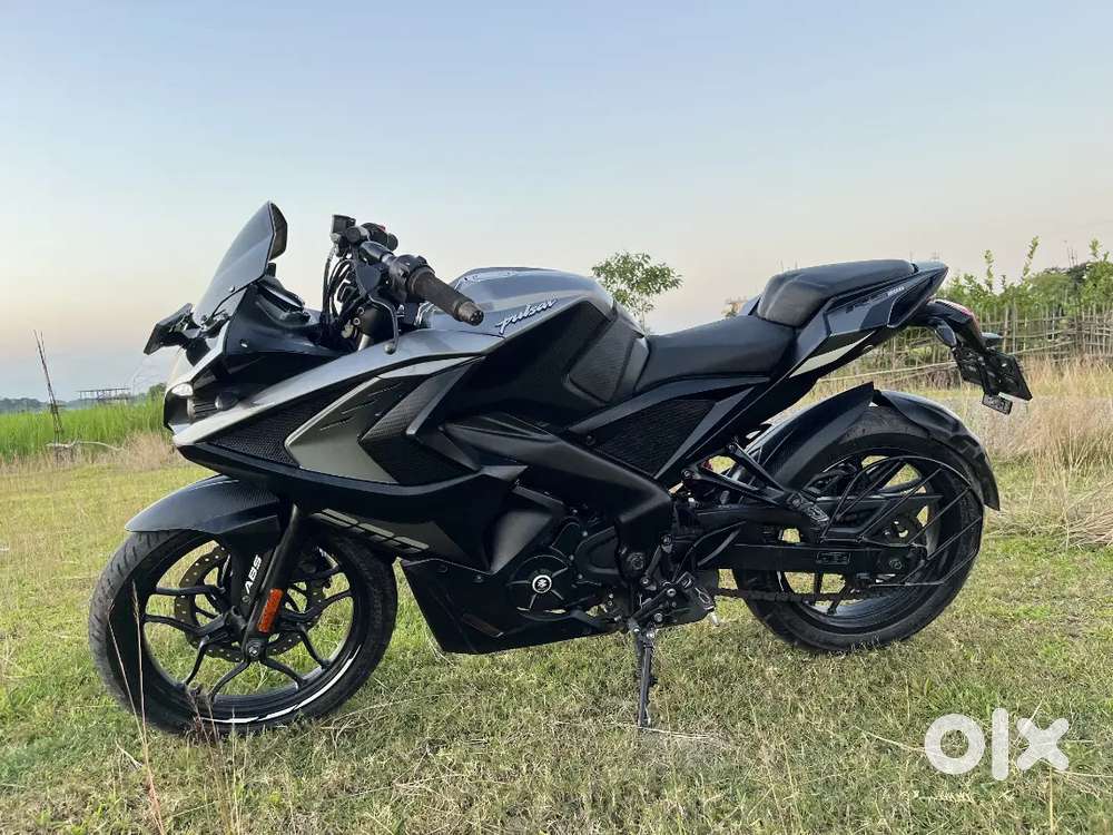 RS200 bs6 with top condition