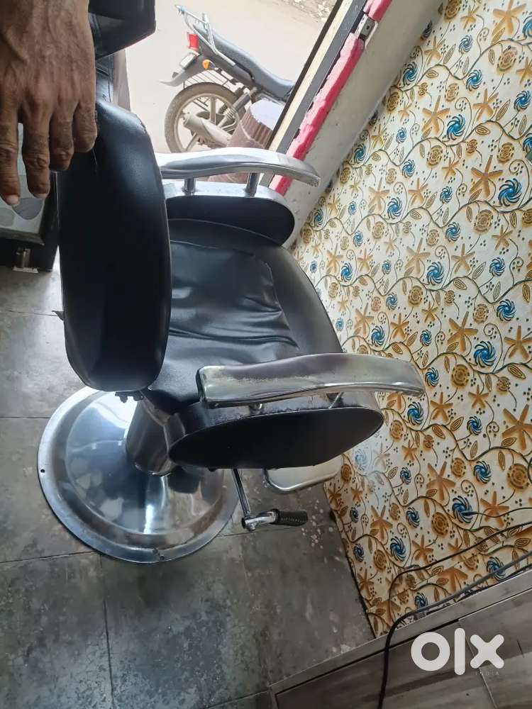 2 Salon chair nd pvc box