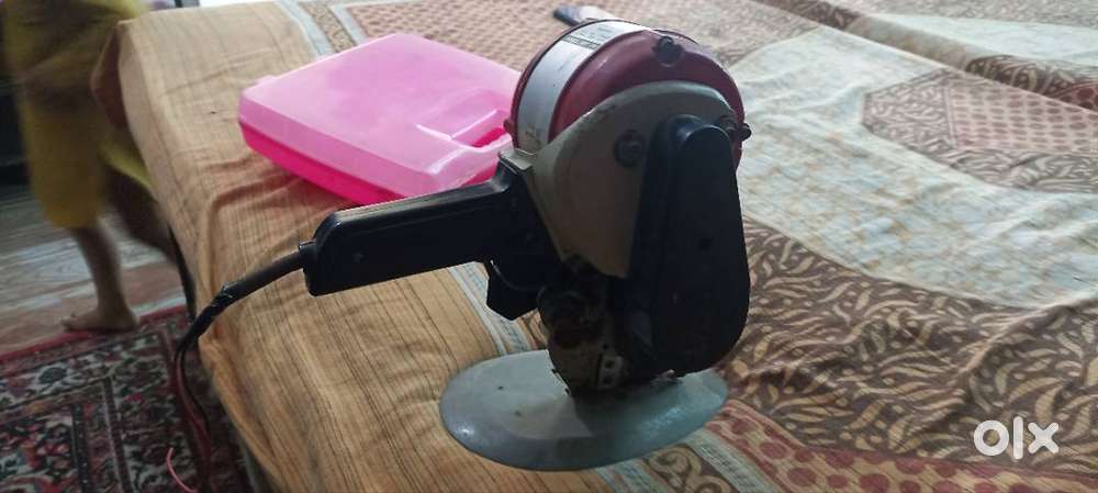 Cloth cutting machine