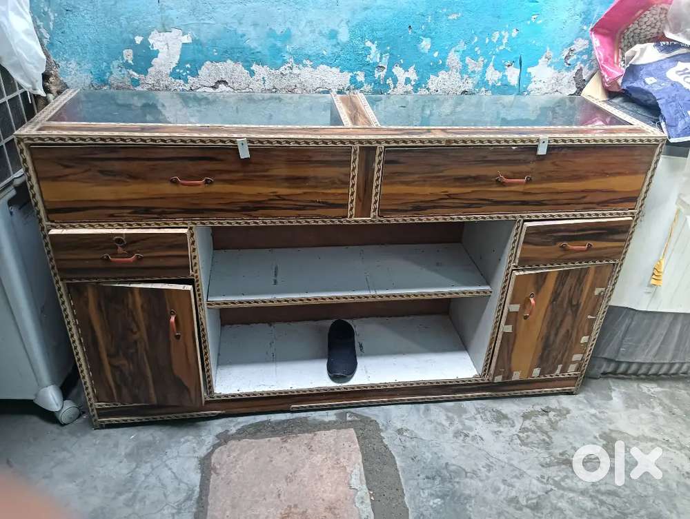 Cosmetic shop display counter 4 month old only New condition hai