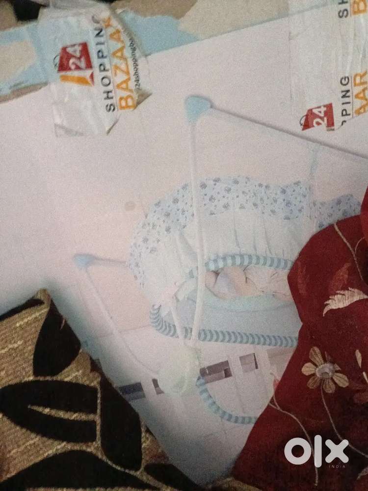 Ek baby ka vaker hai or ek jhula hai charger vla hai