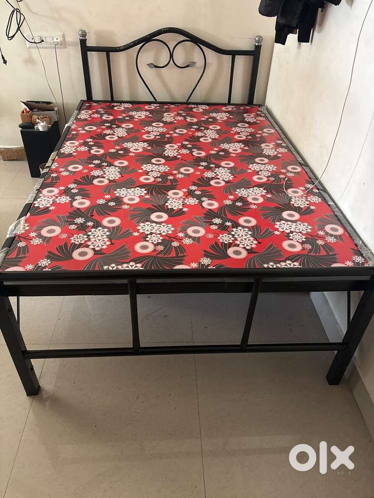 Queen size bed  and single cart